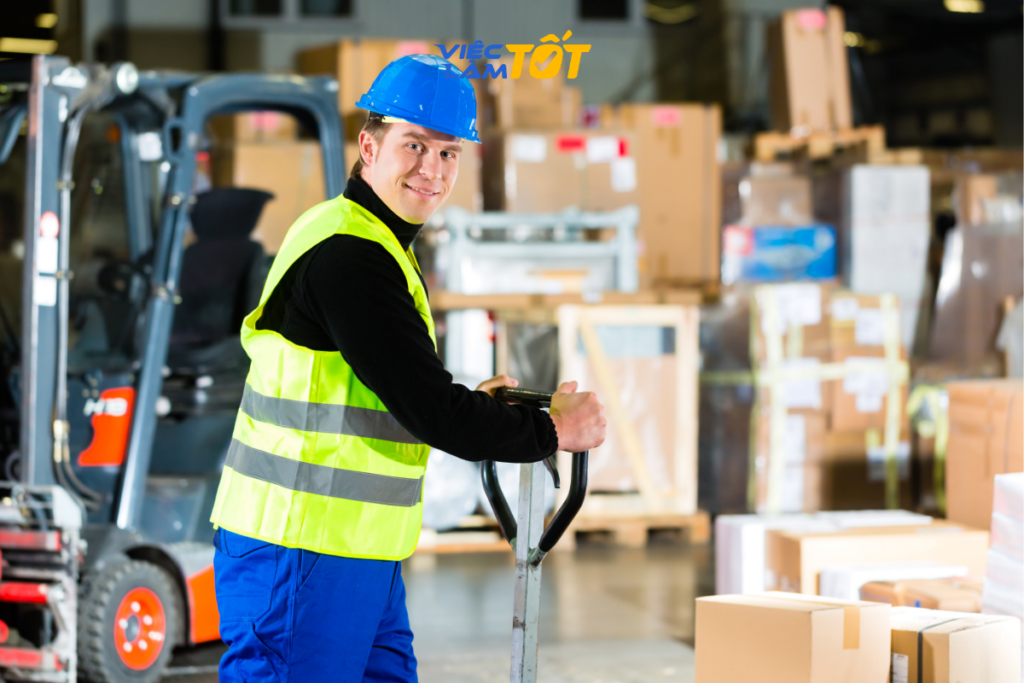 Người lao động đang tìm kiếm việc làm trên ứng dụng điện thoại