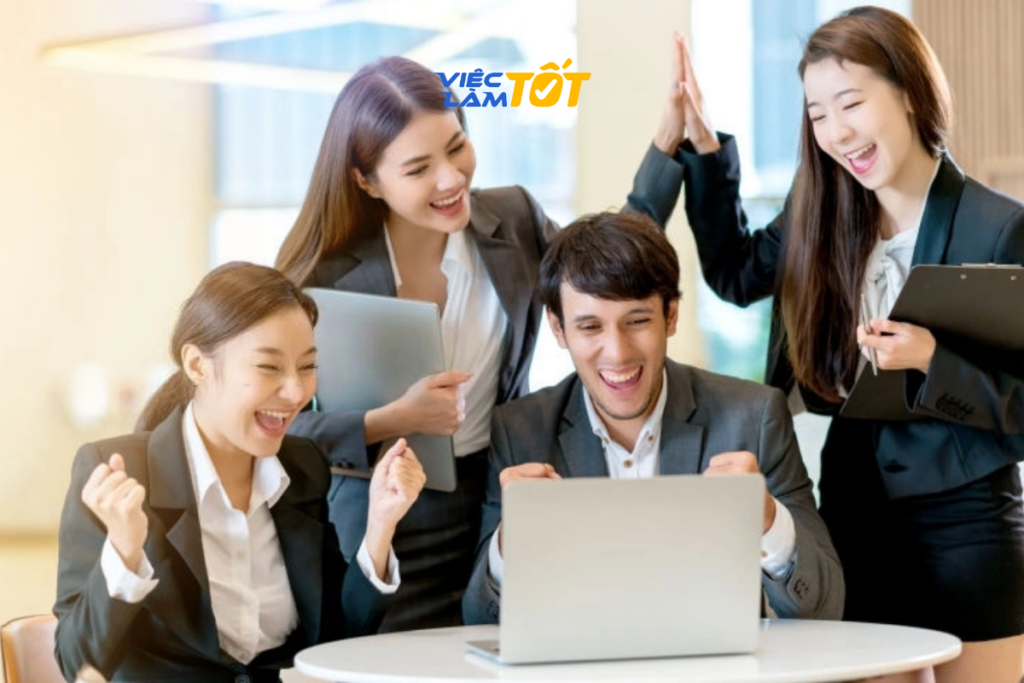 Công việc bán hàng mang lại môi trường làm việc năng động và nhiều cơ hội tiếp xúc xã hội