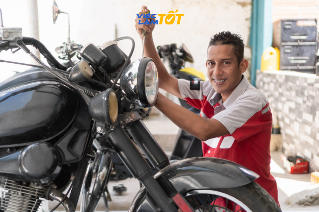 Một tiệm sửa xe máy đông khách vào giờ tan tầm