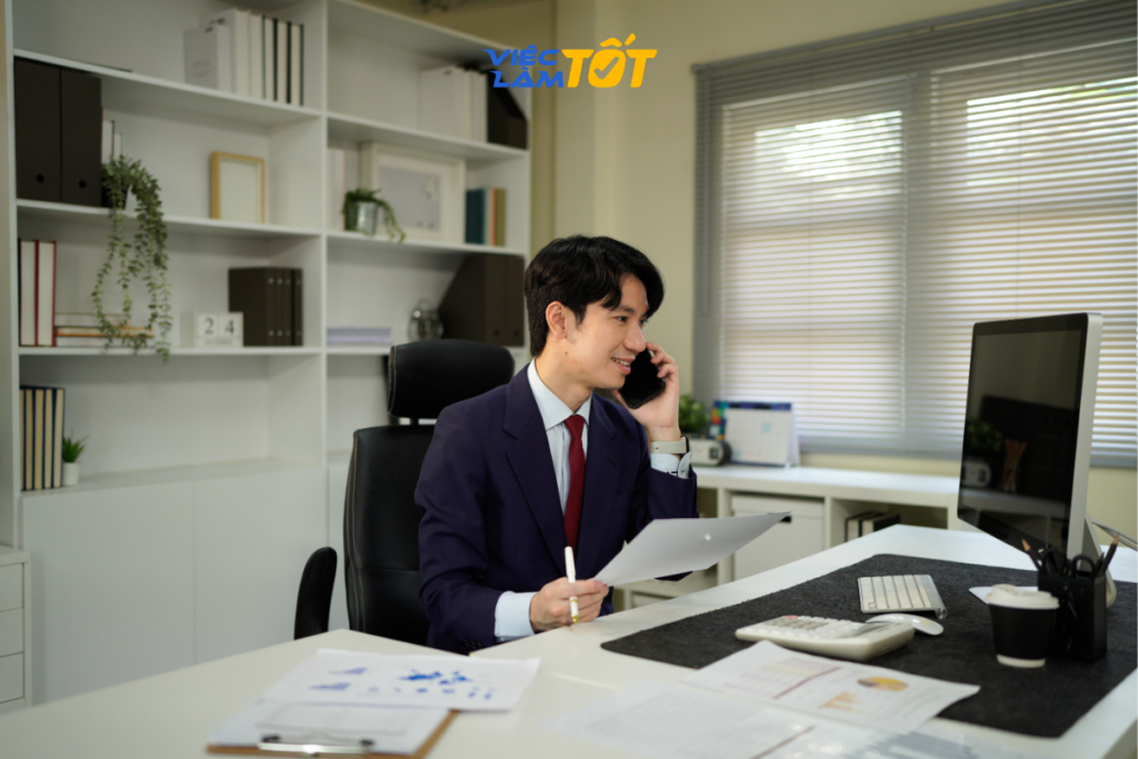 Nhân viên văn phòng đang sử dụng phần mềm Excel