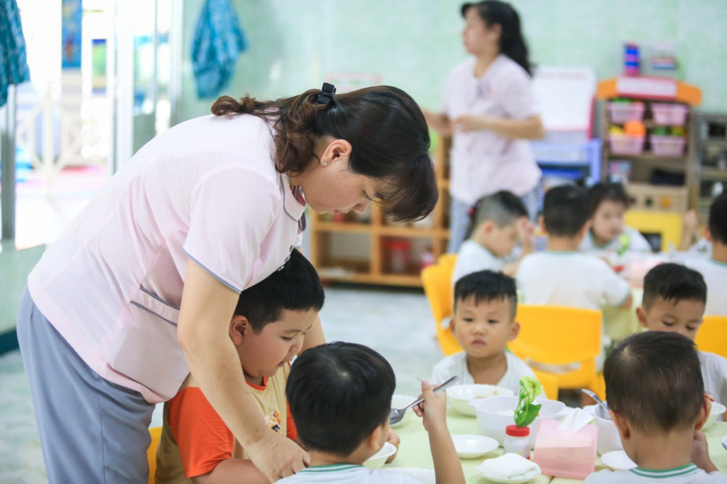 Giáo viên mầm non lơ là công việc