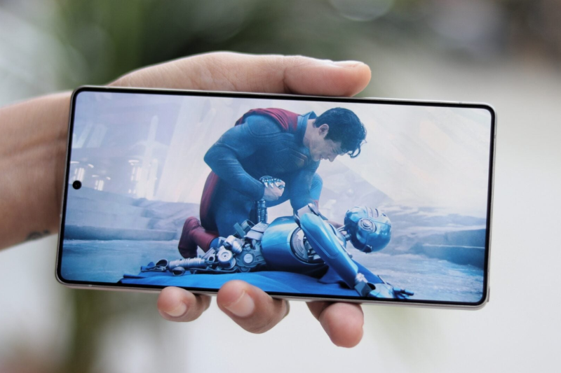 Samsung Galaxy S26 Ultra phát video liên tục trên màn hình lớn 6.8 inch