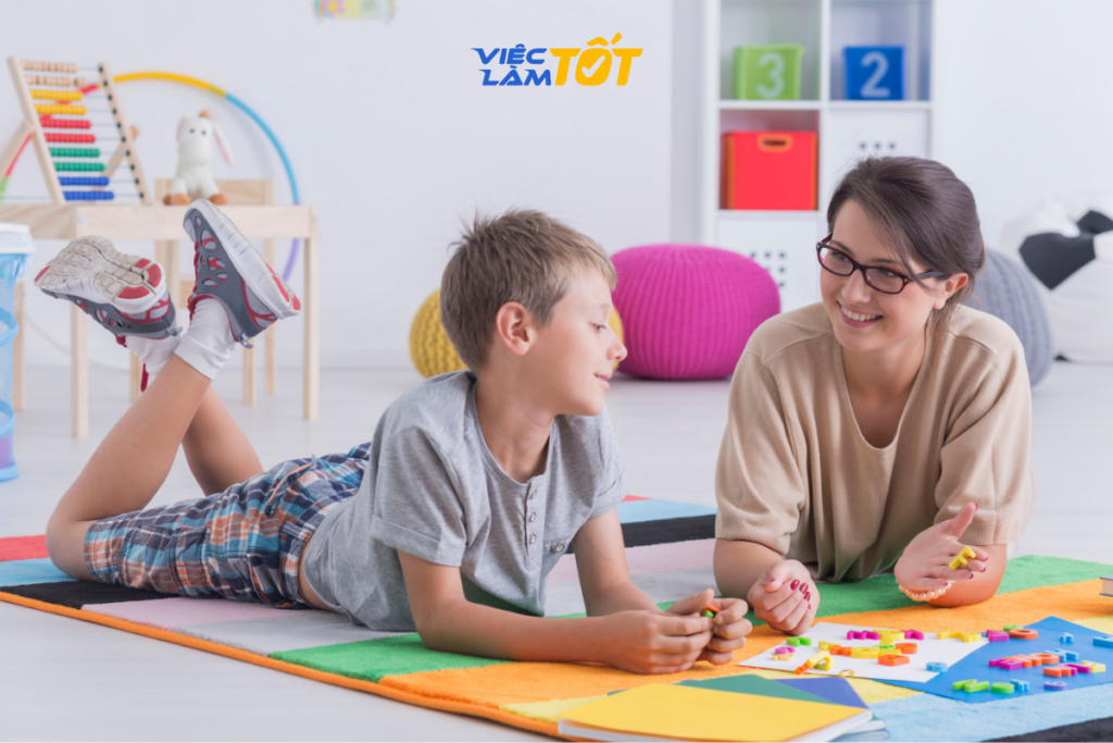 Cha mẹ đang phỏng vấn và kiểm tra hồ sơ người giữ trẻ