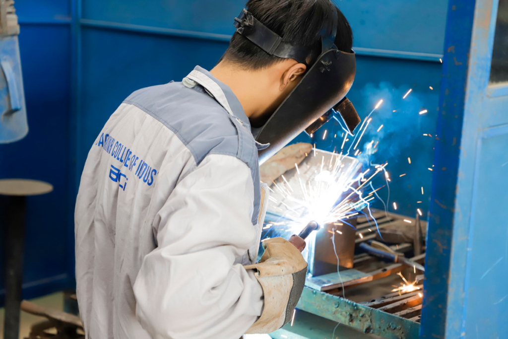 Công việc của thợ hàn yêu cầu sự tập trung cao độ