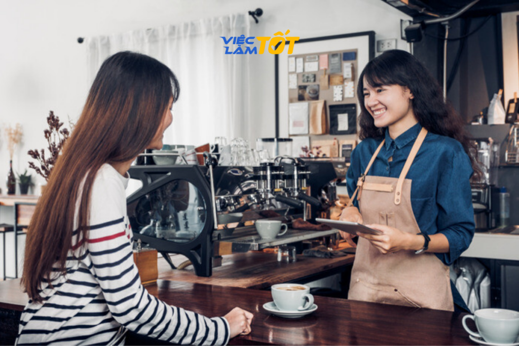 Giao tiếp khéo léo là kỹ năng làm phục vụ cafe giúp tăng doanh thu đáng kể