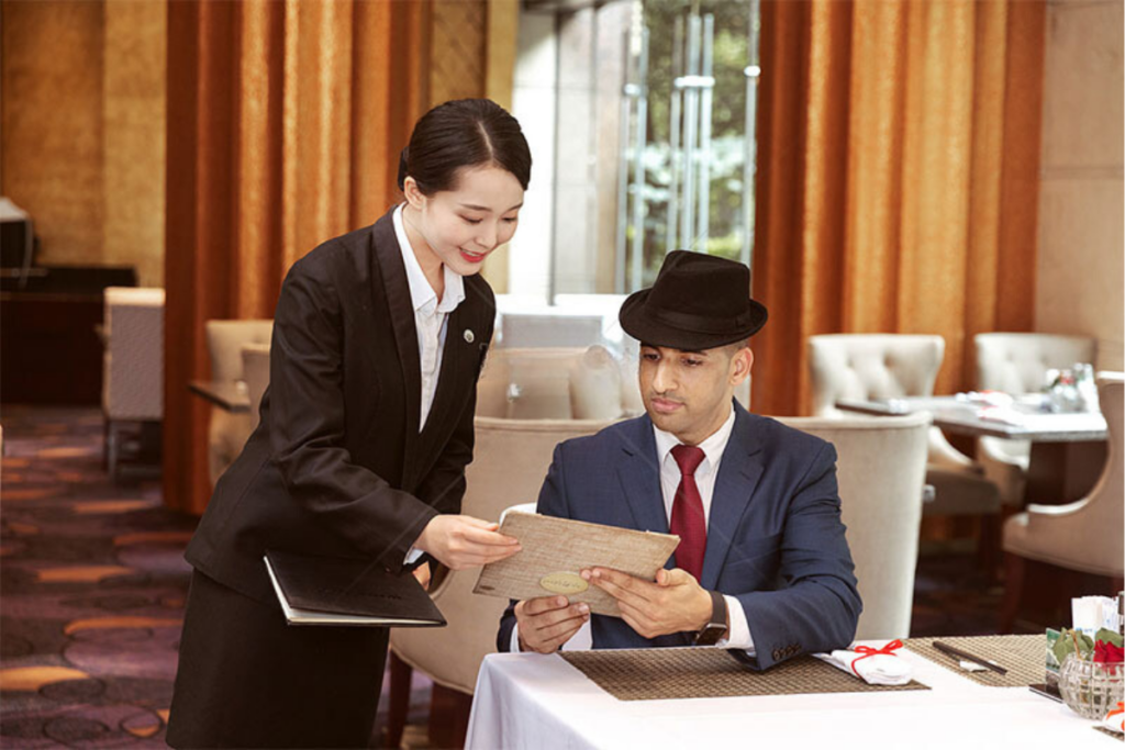 Lễ tân giải quyết khiếu nại của khách