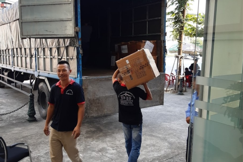 Phụ xe tải bốc xếp hàng hóa nặng nhọc