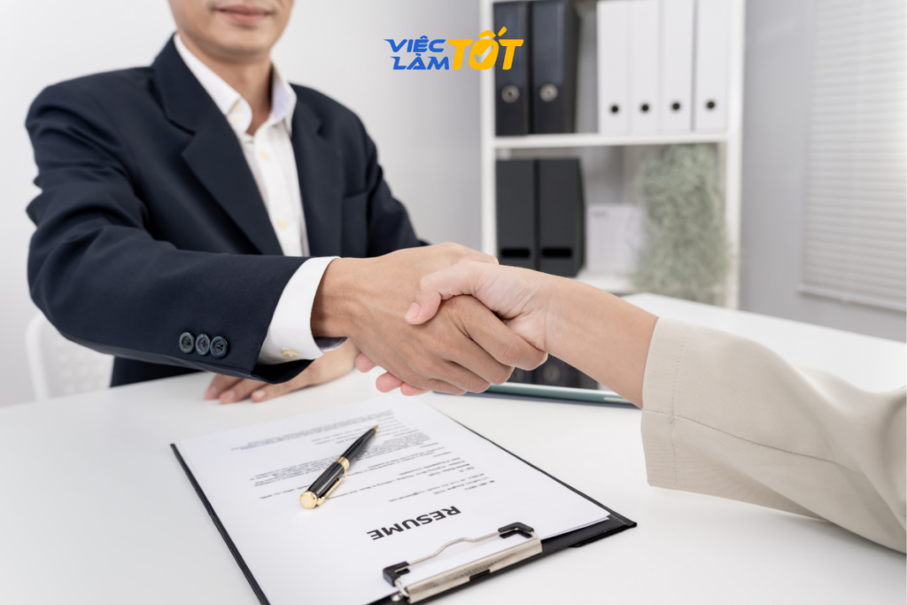 Người dân đang công chứng hồ sơ xin việc tại văn phòng
