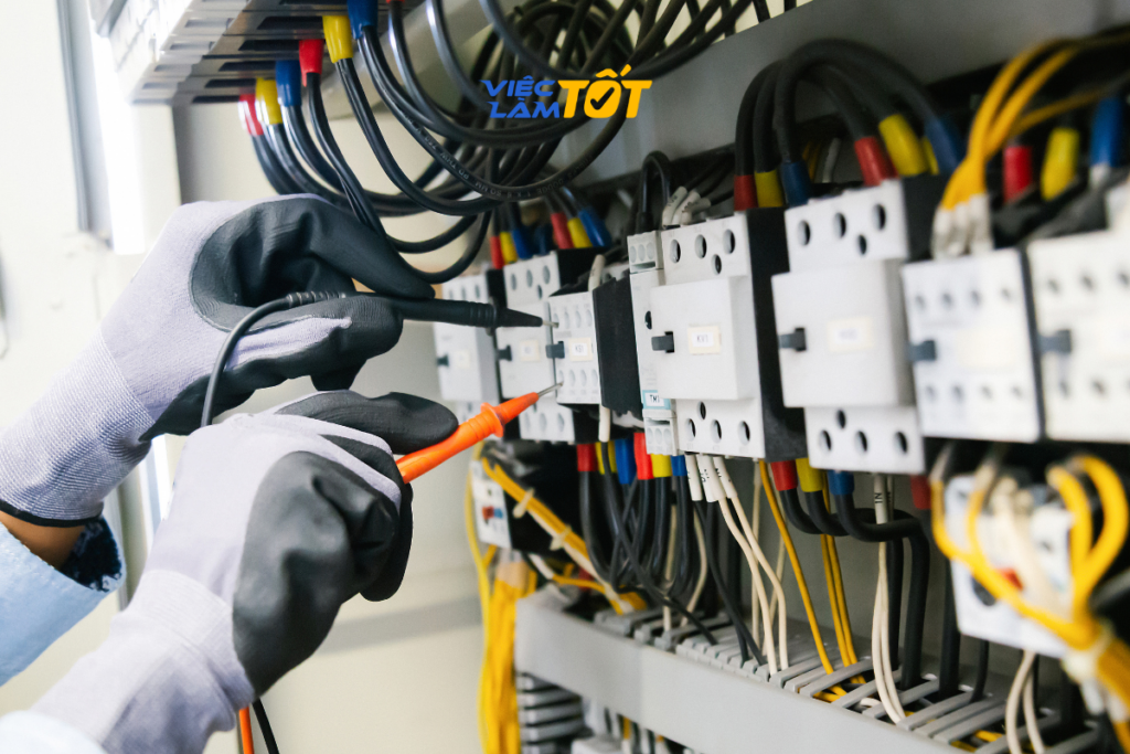 Nghề điện dân dụng đòi hỏi sự chính xác và tuân thủ nghiêm ngặt quy tắc an toàn