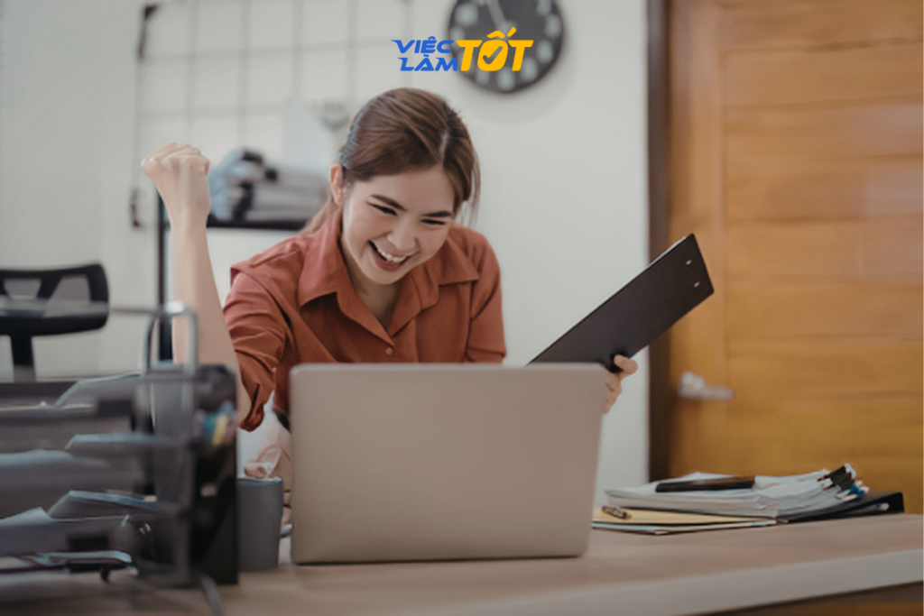 Nhân viên văn thư đang hướng dẫn khách hàng ký nhận tài liệu tại quầy