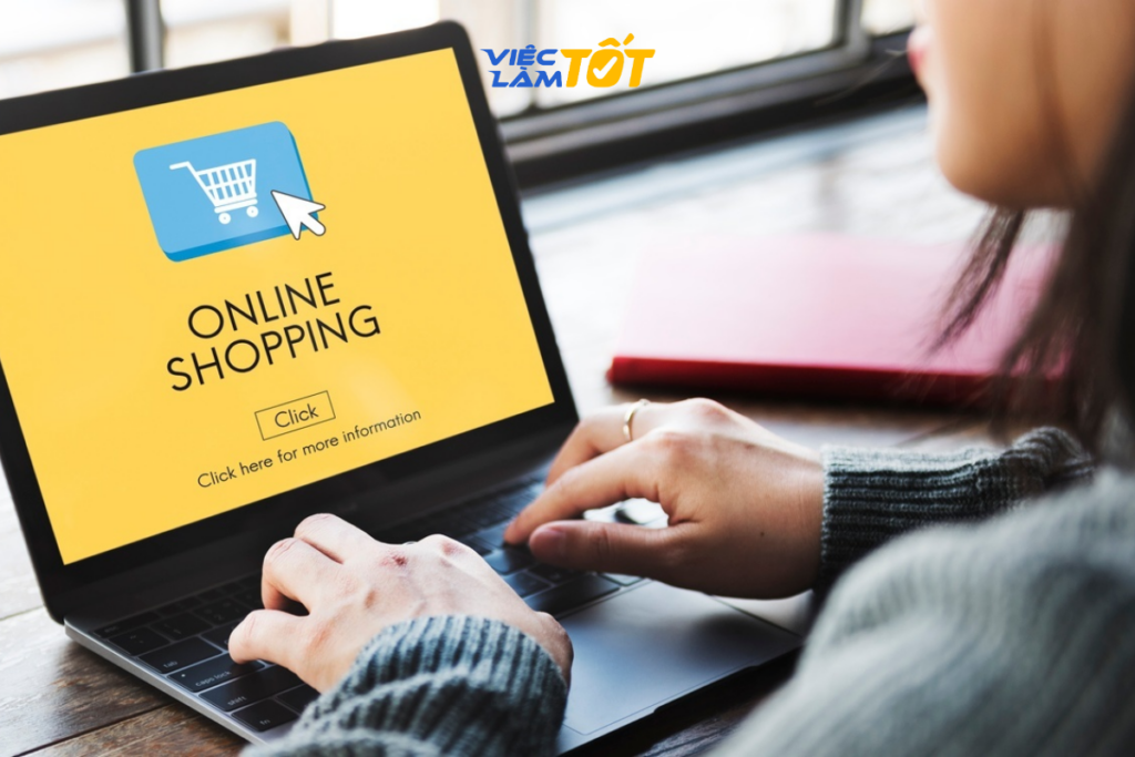 người bán hàng online đang thao tác trên laptop và điện thoại