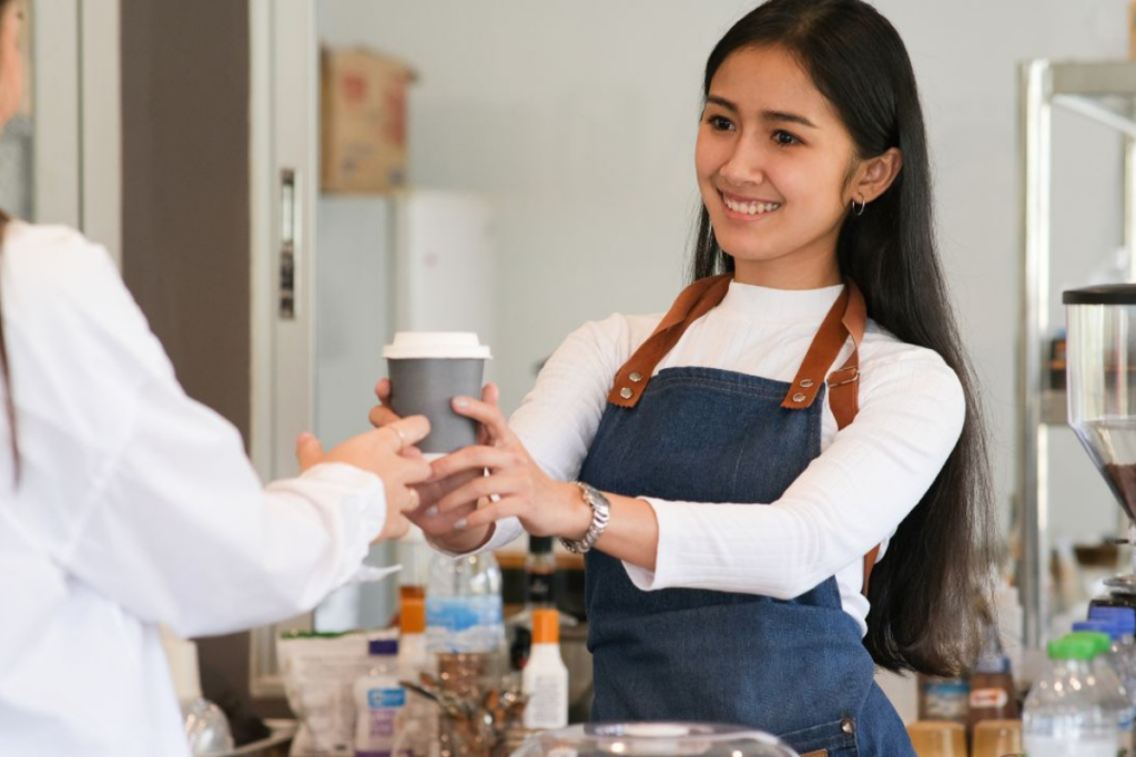 Nhân viên phục vụ quán cà phê làm việc thêm ngoài giờ