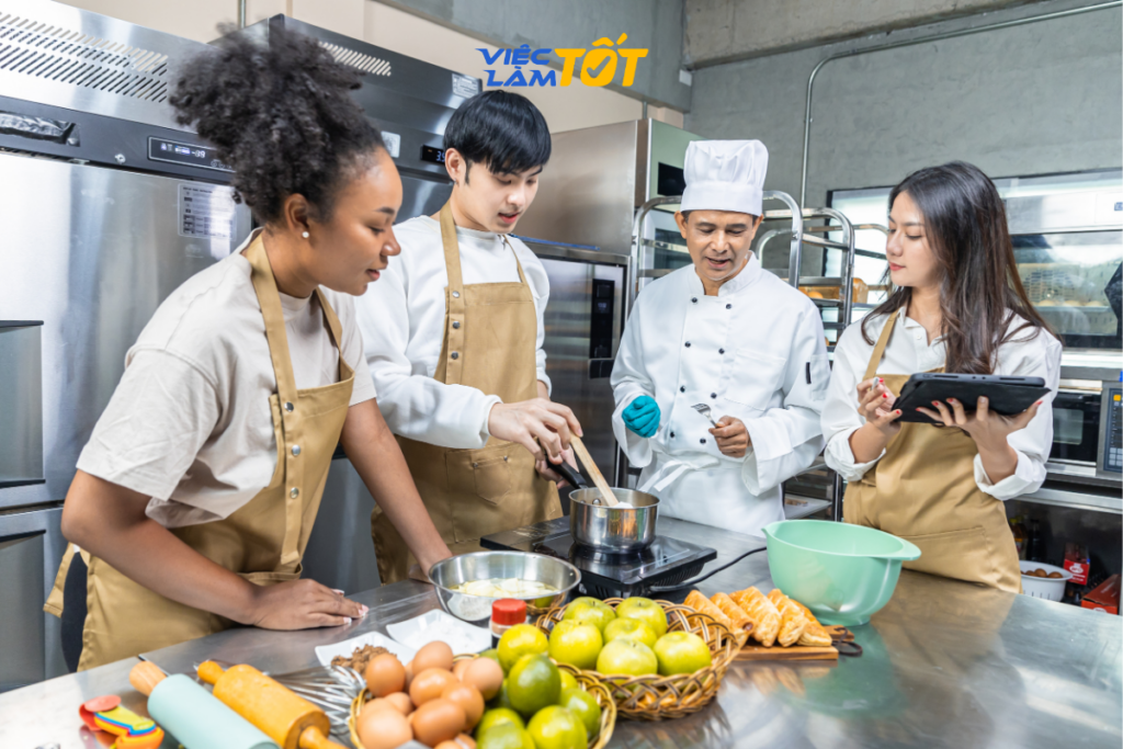 Giảng viên đang hướng dẫn cách trang trí món ăn cầu kỳ