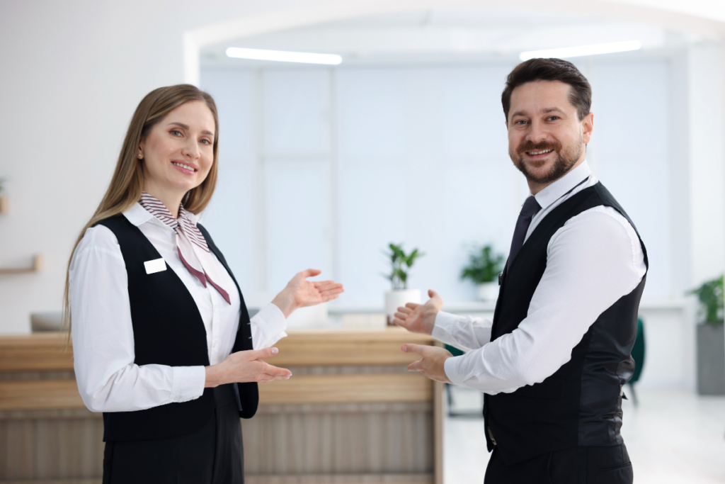 Nhân viên đang đo đạc thực tế tại công trình để tránh sai sót