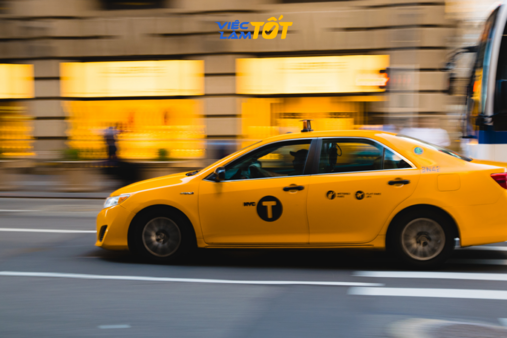 Tài xế taxi kiểm tra lốp xe trước khi bắt đầu ca làm việc 