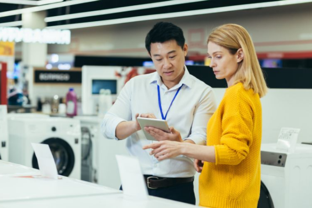 Nhân viên đang tư vấn thêm phụ kiện sạc dự phòng cho khách