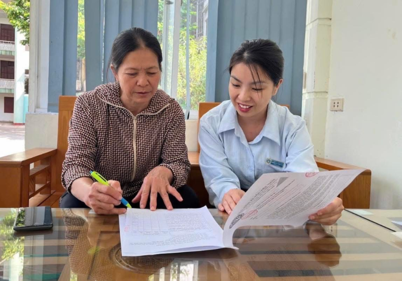 Cán bộ tư vấn hỗ trợ tra cứu mã số bảo hiểm xã hội