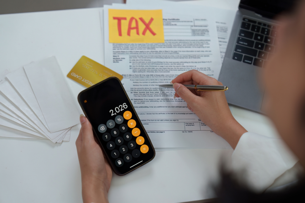 Người lao động sử dụng điện thoại để kiểm tra thuế trên ứng dụng eTax Mobile