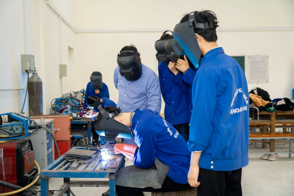 Đào tạo thợ hàn 6G tại xưởng cơ khí