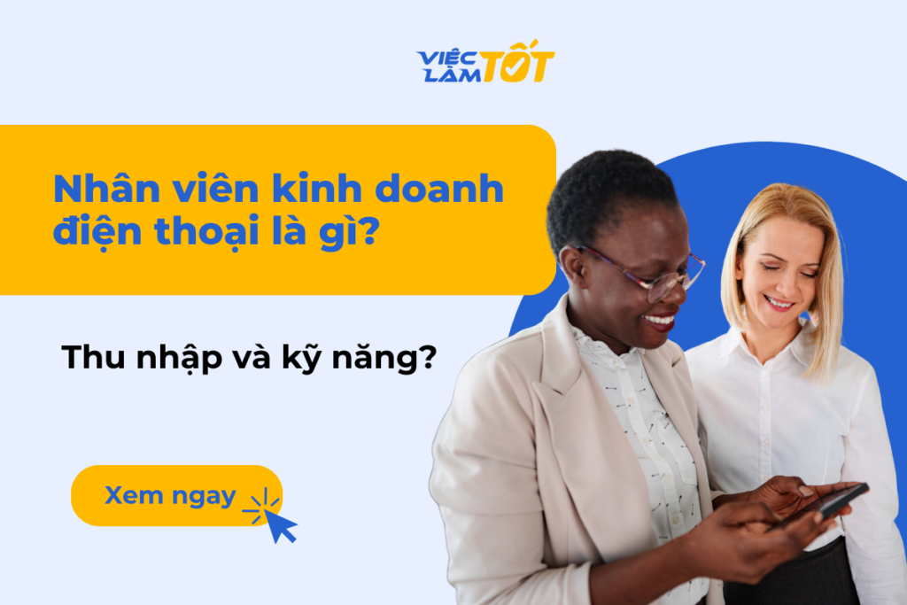 Nhân viên kinh doanh điện thoại là gì? Thu nhập và kỹ năng? Nhân viên kinh doanh đang tư vấn trải nghiệm điện thoại mới cho khách hàng