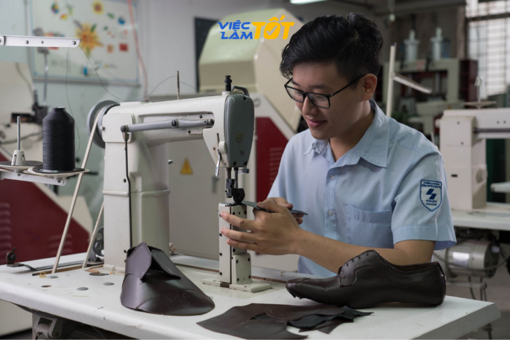 Quy trình làm việc của công nhân giày da