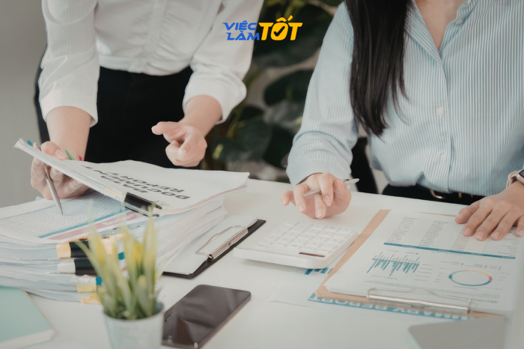 Ứng viên đang chuẩn bị hồ sơ phỏng vấn vị trí chứng từ