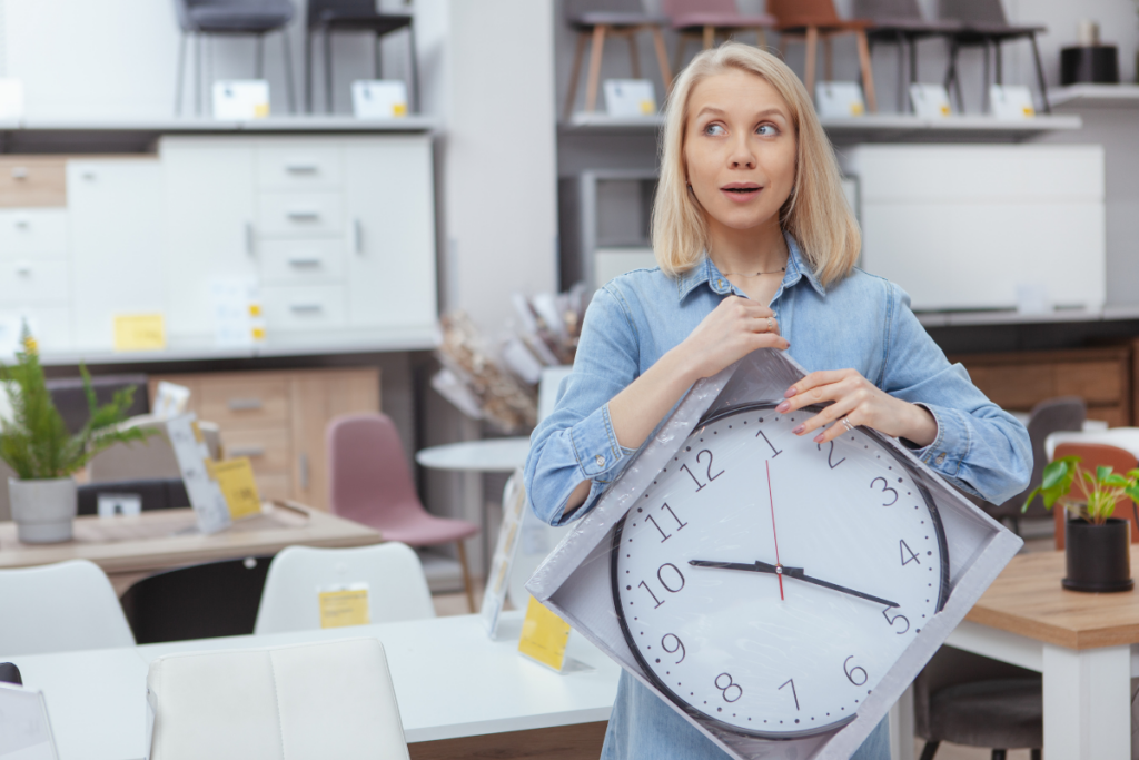 Nhân viên Sales nội thất vui mừng khi ký kết được hợp đồng lớ