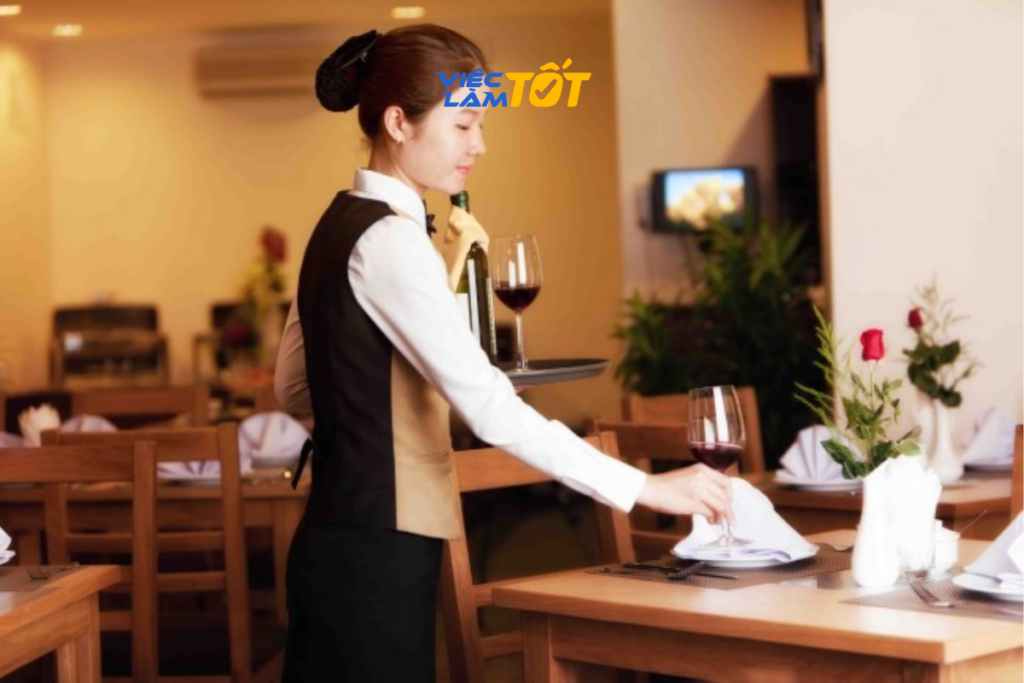 Nhân viên phục vụ nhà hàng là gương mặt đại diện cho chất lượng dịch vụ của điểm đến