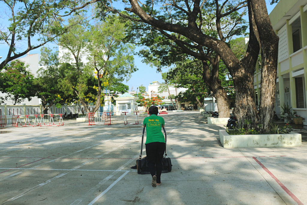 vệ sinh sân trường