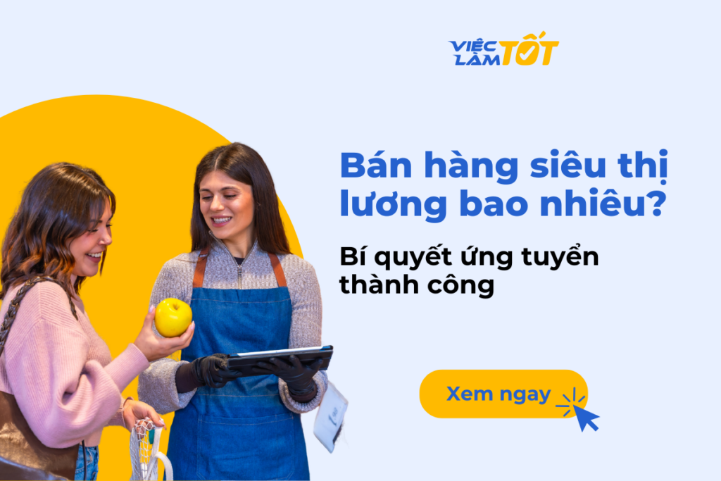 Nhân viên bán hàng siêu thị đang tươi cười hỗ trợ khách hàng tại quầy