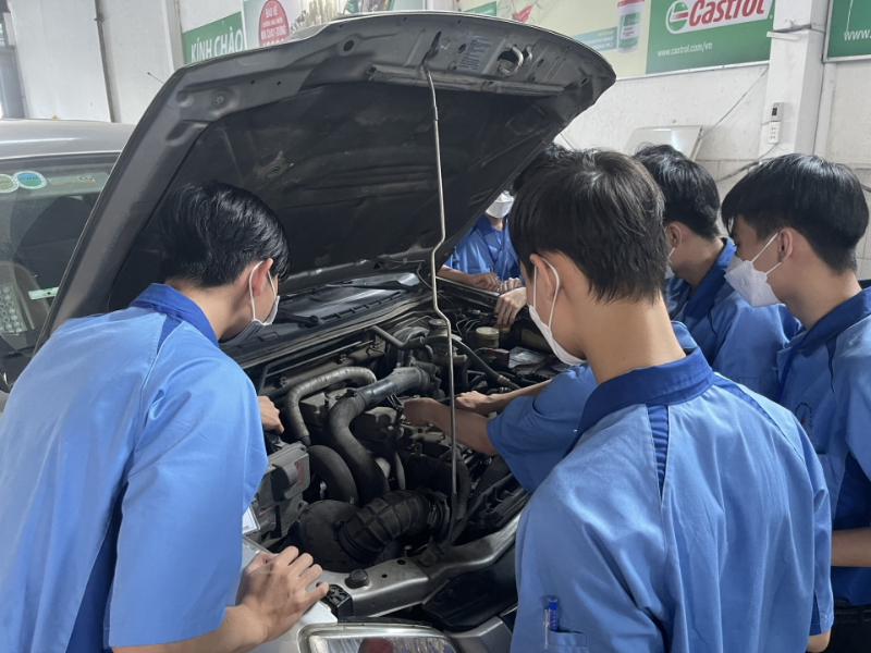 Học nghề sửa chữa ô tô khi băn khoăn bằng cấp 3 làm nghề gì