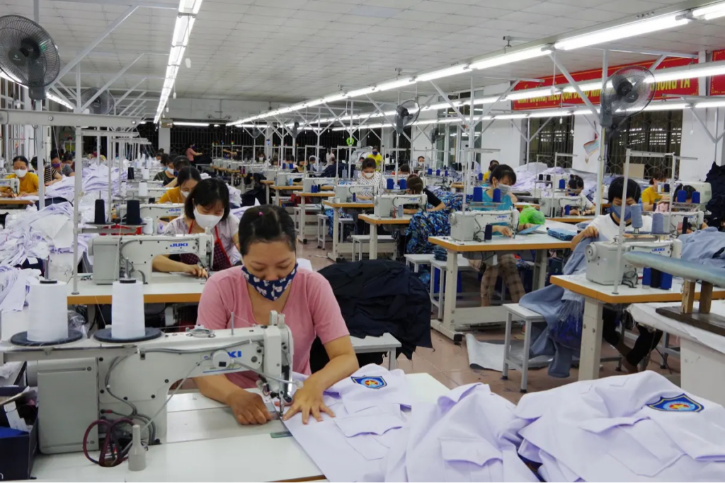 Công nhân may tăng ca kiếm thêm thu nhập