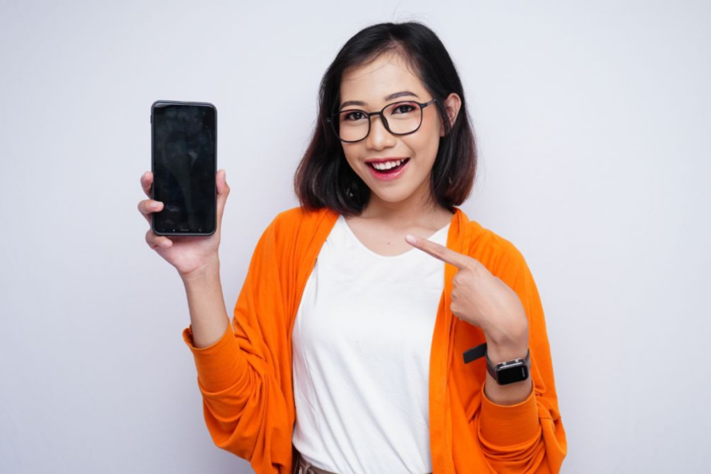Nhân viên nhận thưởng doanh số sau đợt mở bán flagship mới