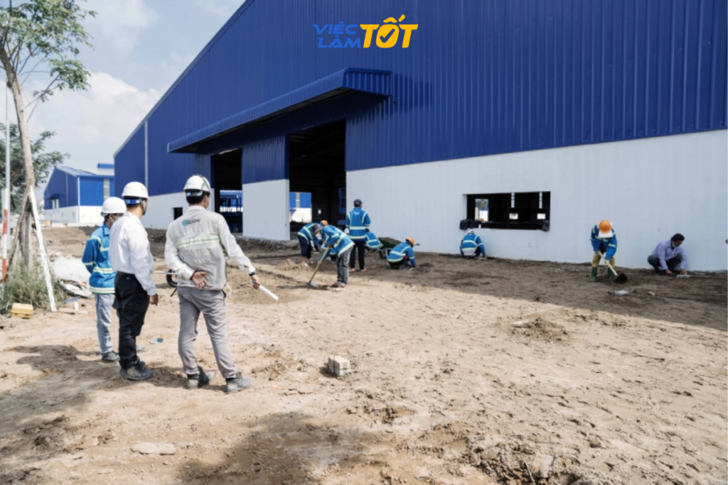 Hoạt động vận chuyển hàng hóa nhộn nhịp tại cụm cầu cảng