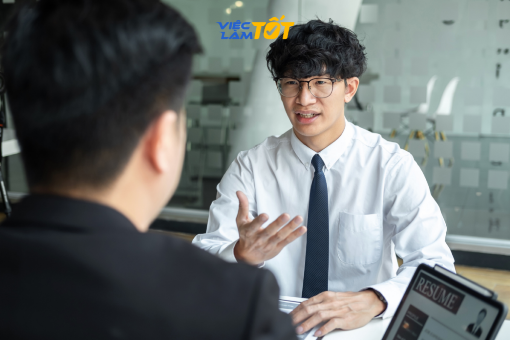 Nhân viên kế toán đang kê khai thuế điện tử