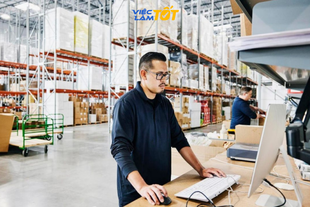 Kỹ năng sử dụng máy tính và phần mềm là điều kiện tiên quyết để được thăng tiến lên vị trí cao hơn]