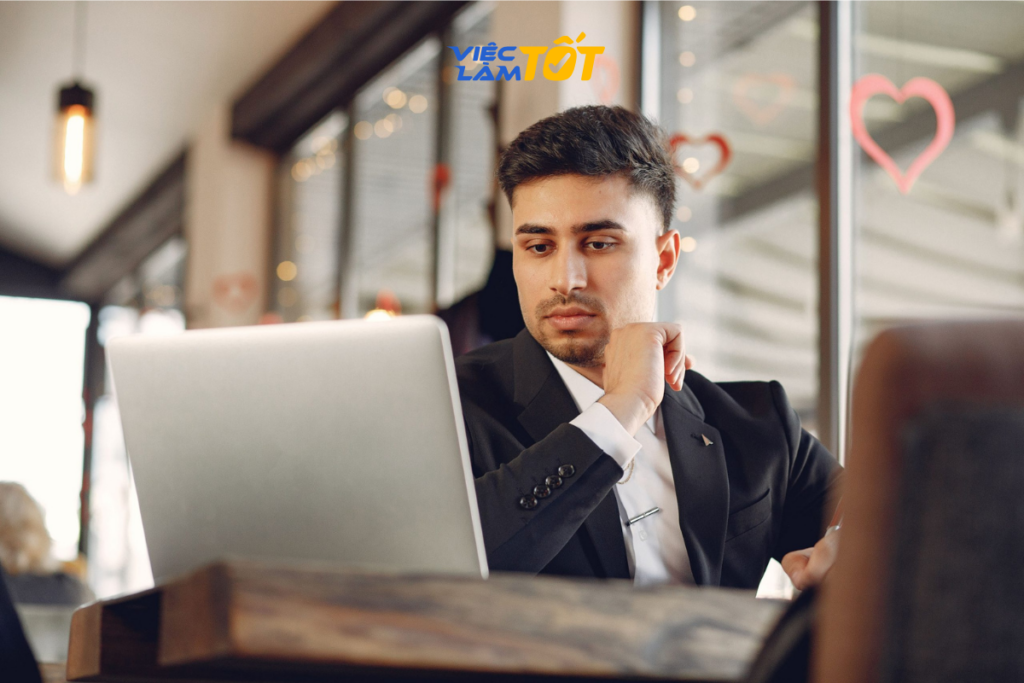 Tự quay video luyện tập kỹ năng thuyết trình