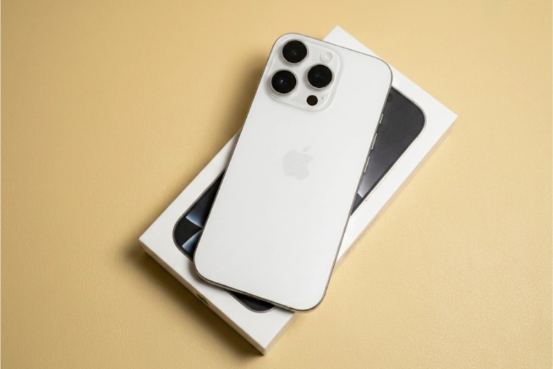 iPhone 16 Pro màu Titan trắng