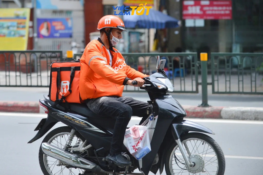 Shipper giao hàng bị burnout mệt mỏi giữa trời nắng