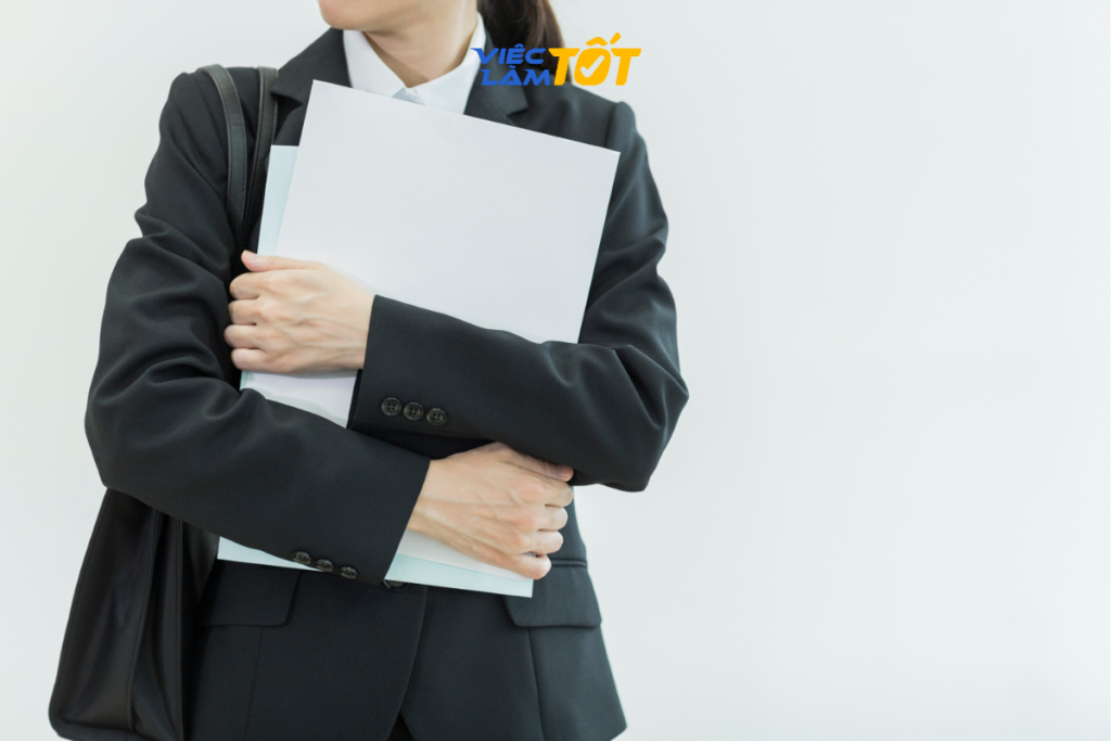 Nhân viên Fresher đang được đàn anh Senior hướng dẫn nghiệp vụ