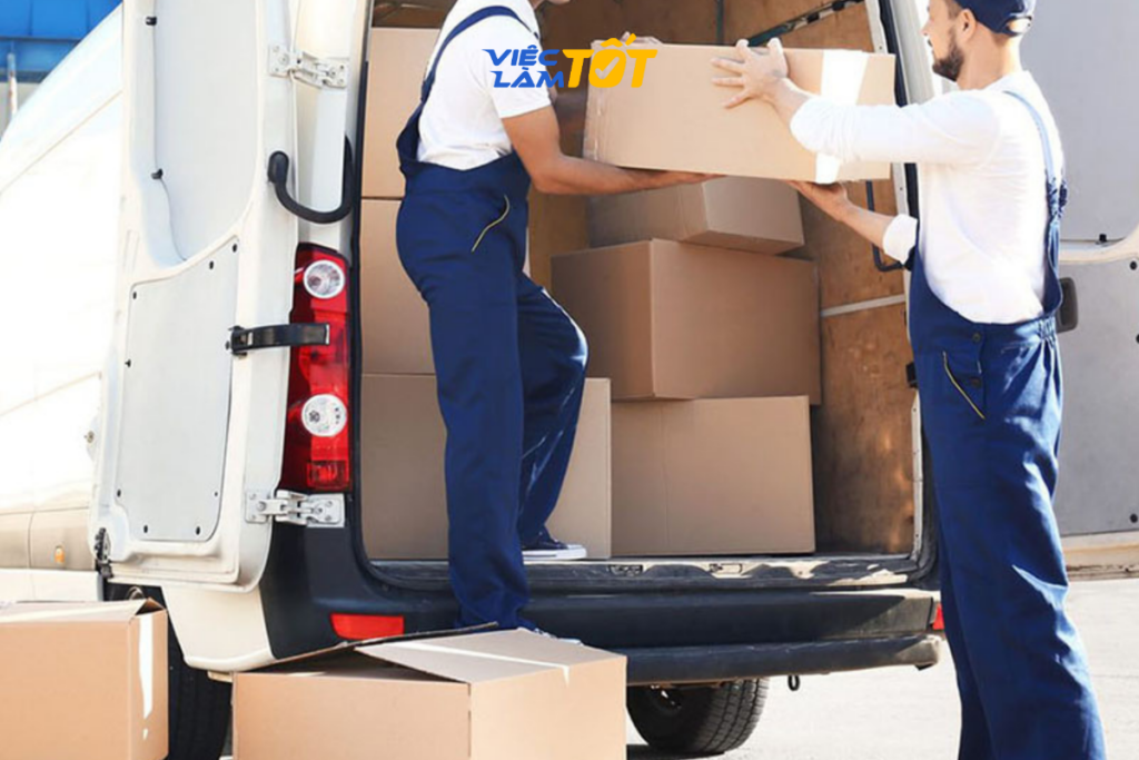 Xe nâng hỗ trợ bốc xếp hàng hoá container