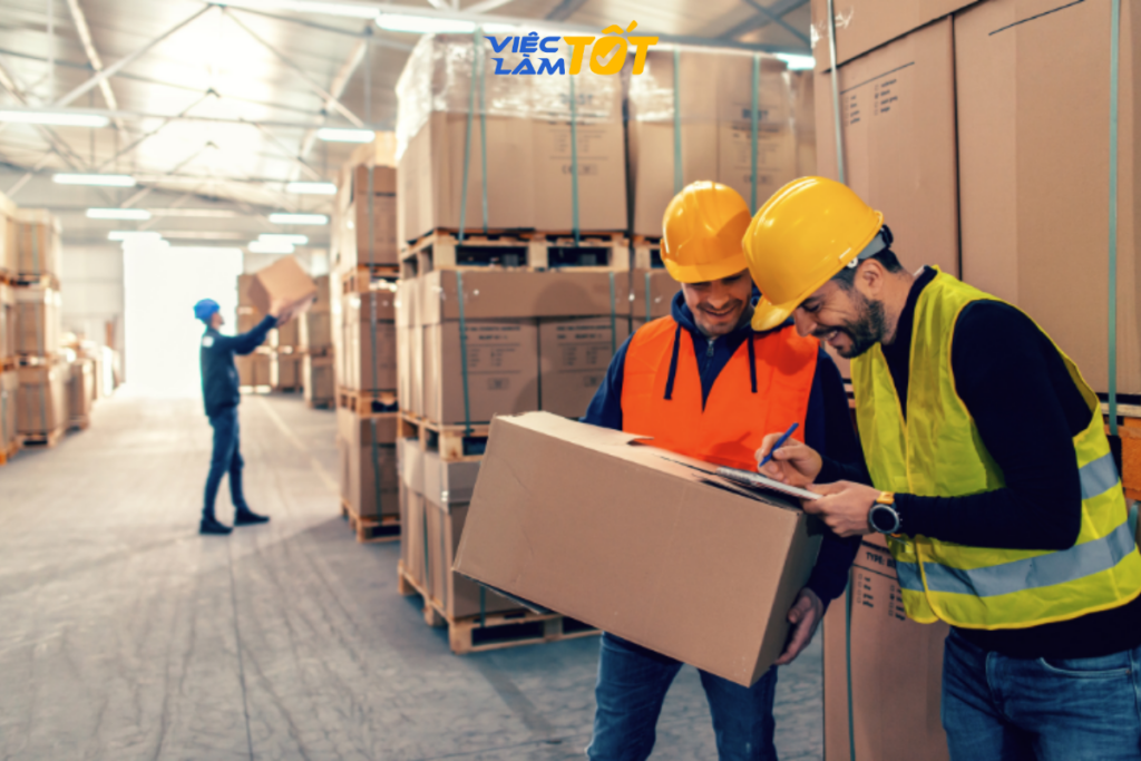 Nhân viên kho vận là mắt xích quan trọng nhất để duy trì sự trơn tru của chuỗi cung ứng hàng hóa