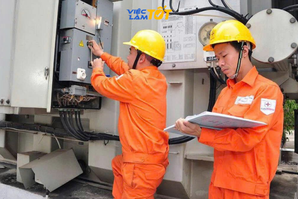 Chân dung thực tế của thợ điện đang làm việc tại công trình