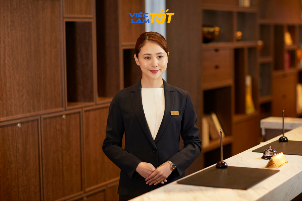 Nhân viên lễ tân văn phòng đang xử lý hồ sơ và nghe điện thoại
