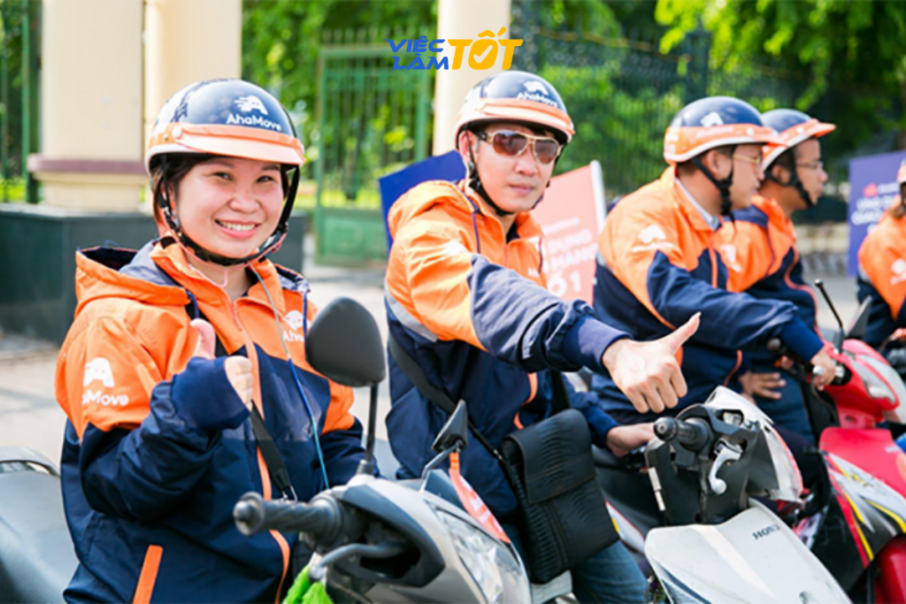 Tài xế Ahamove nhiệt tình giao hàng cho khách