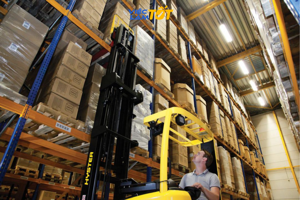 Việc sử dụng các thiết bị hỗ trợ như xe nâng giúp giải phóng sức lao động đáng kể cho người làm kho