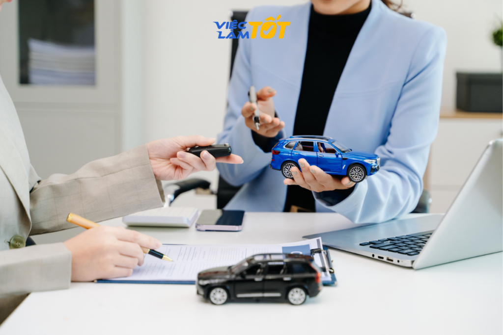 Nhân viên tư vấn nhận bằng khen và tiền thưởng