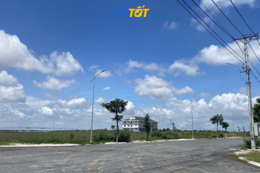 Hệ thống pin năng lượng mặt trời áp mái trên các nhà xưởng