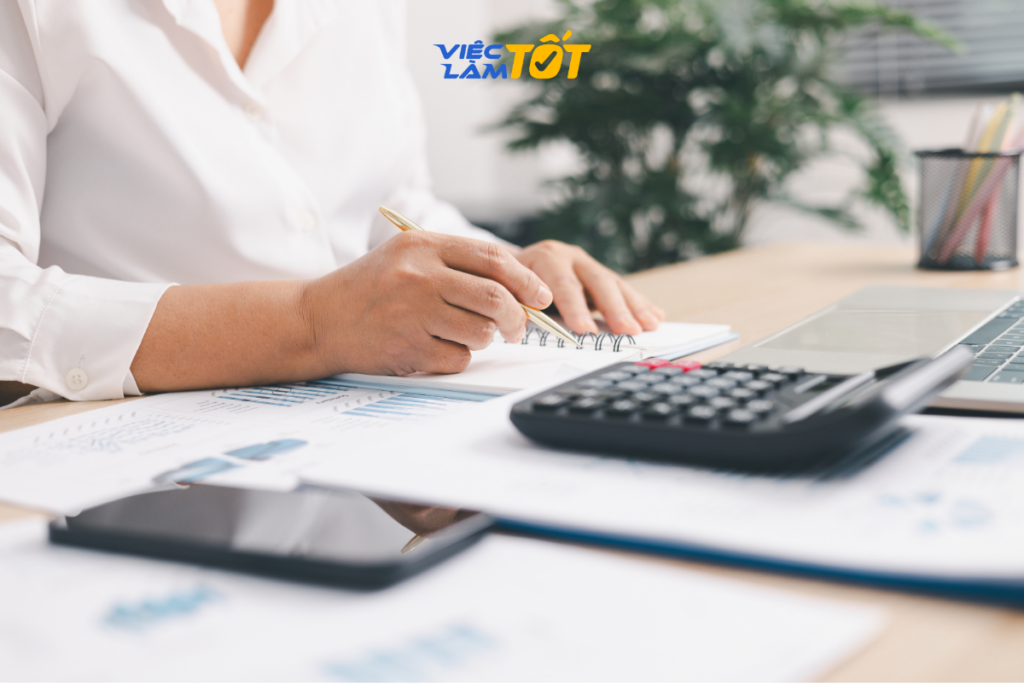 Một tập hóa đơn GTGT dày đặc cần xử lý