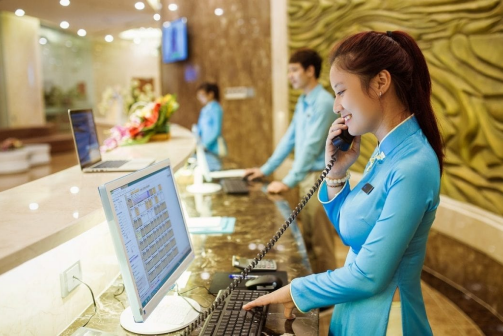 Thành thạo phần mềm quản lý là yêu cầu bắt buộc đối với lễ tân khách sạn hiện đại